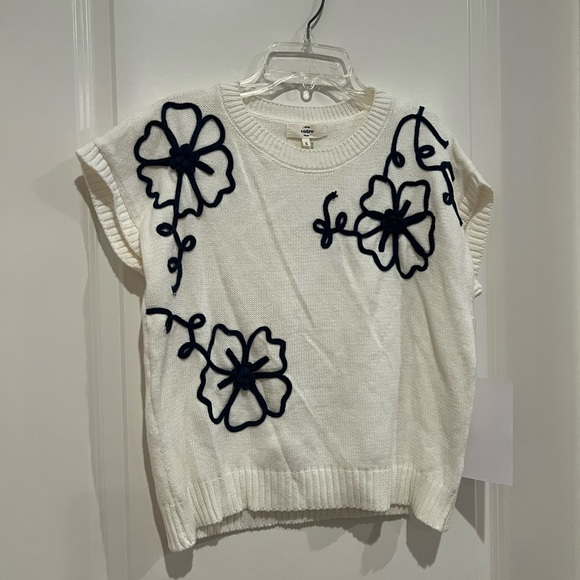 NEW white short sleeve embroidered floral sweater - Picture 2 of 7